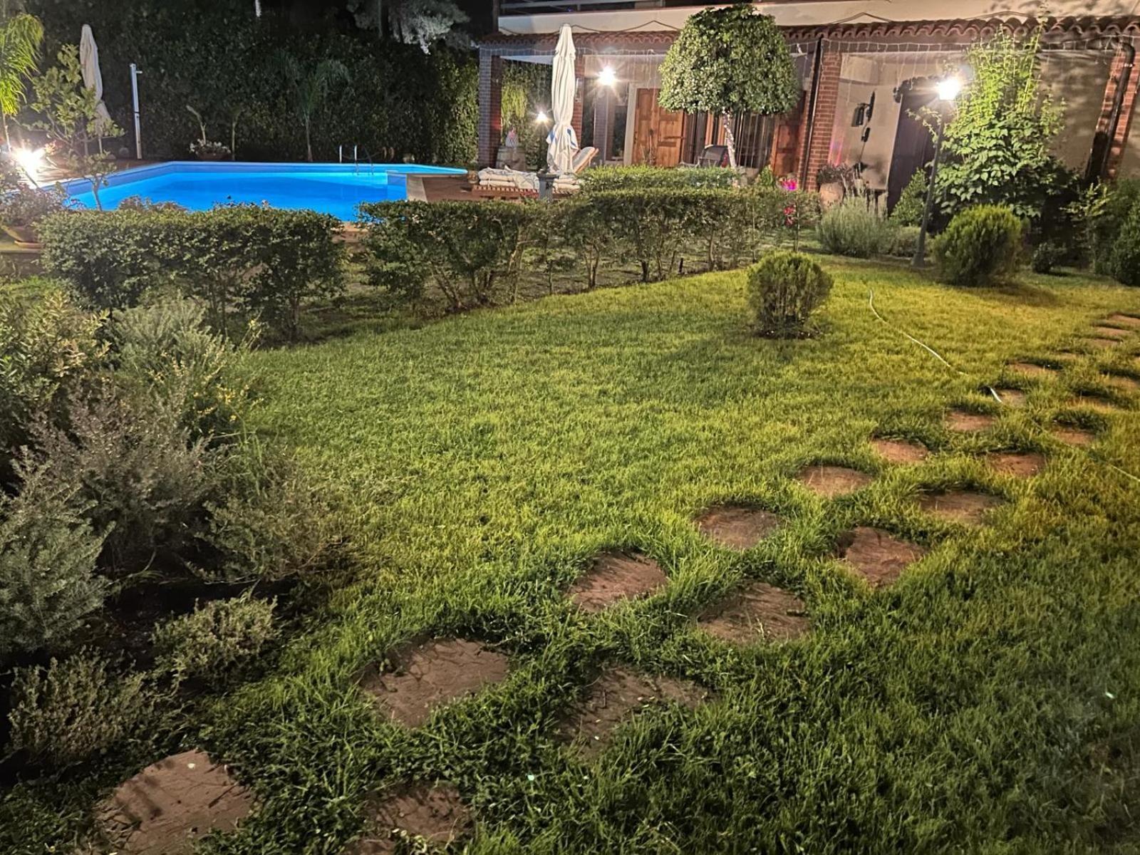 Villa Con Piscina Villa Scott Del Bernese Николози Екстериор снимка