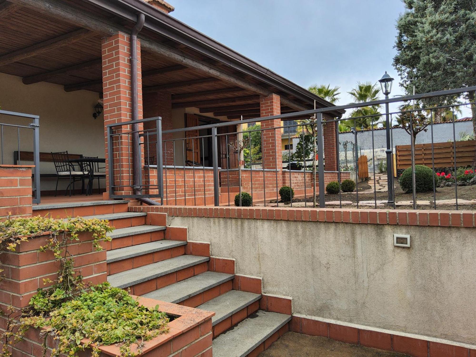 Villa Con Piscina Villa Scott Del Bernese Николози Екстериор снимка
