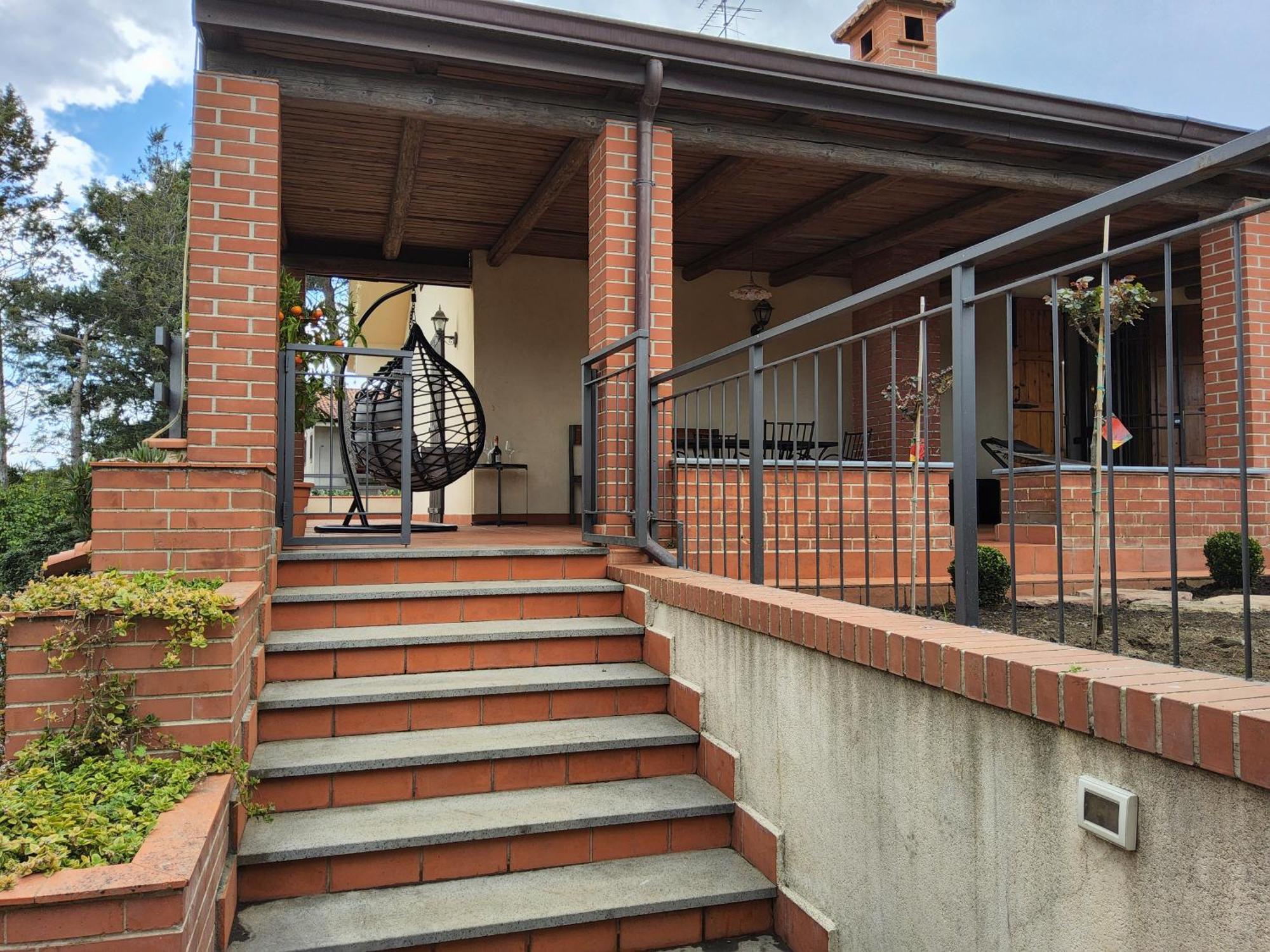 Villa Con Piscina Villa Scott Del Bernese Николози Екстериор снимка