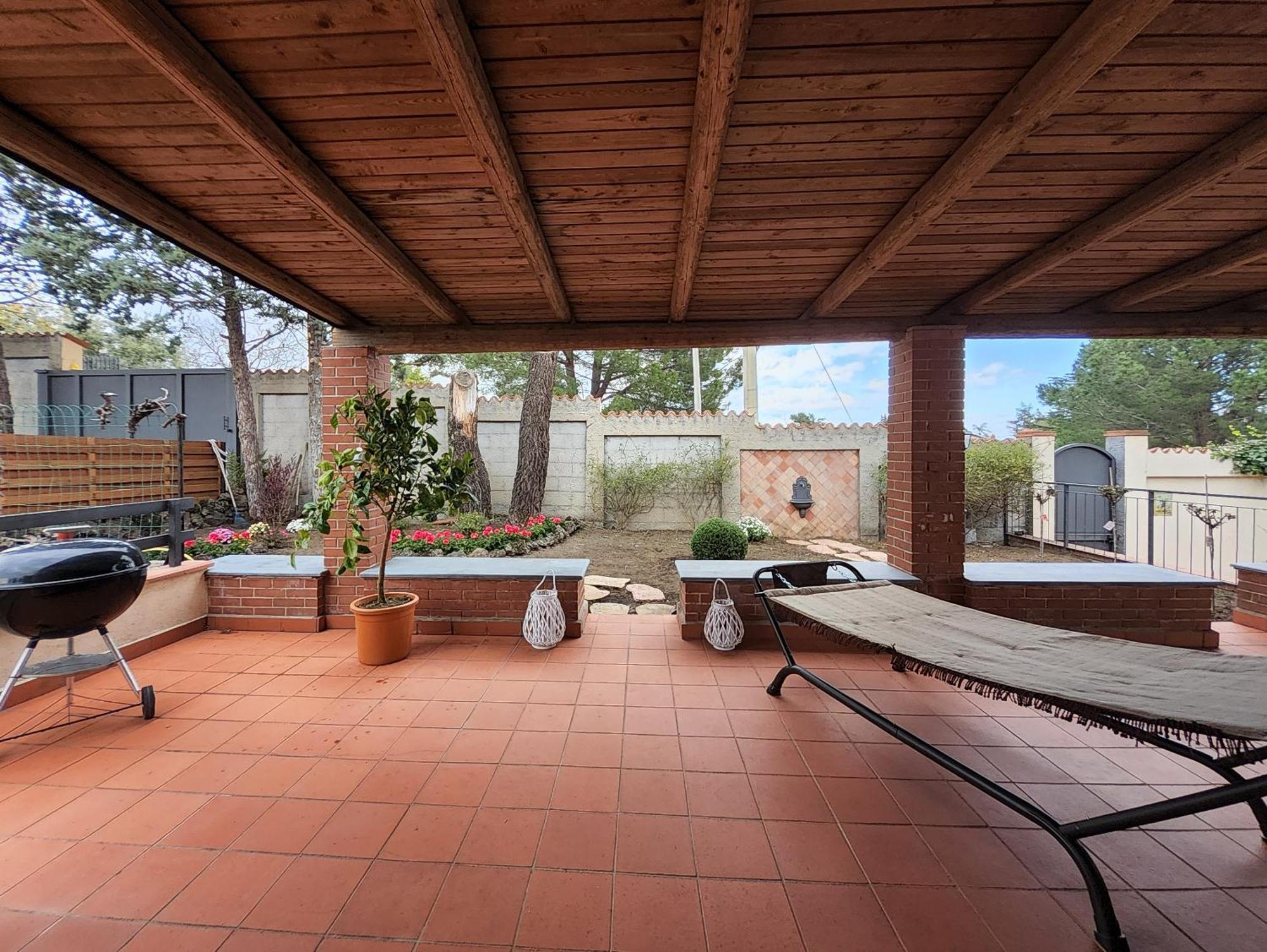 Villa Con Piscina Villa Scott Del Bernese Николози Екстериор снимка