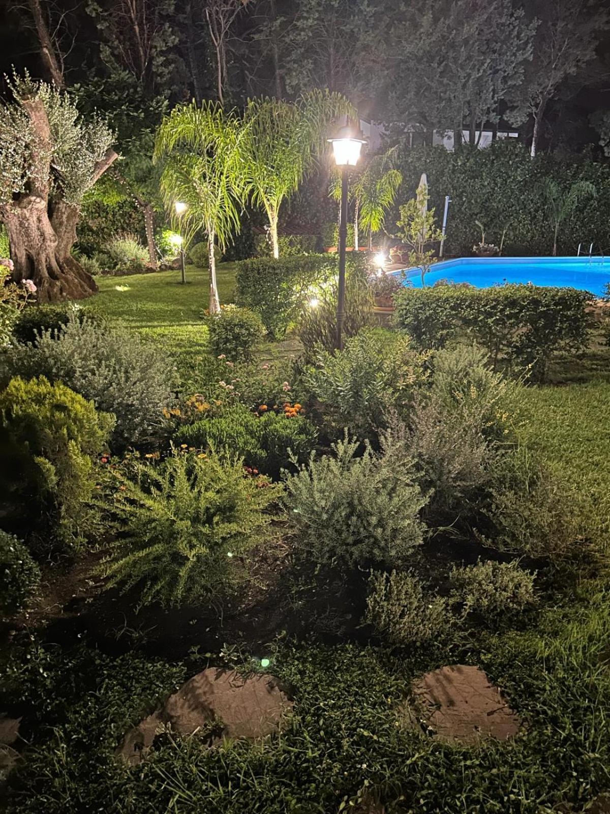 Villa Con Piscina Villa Scott Del Bernese Николози Екстериор снимка