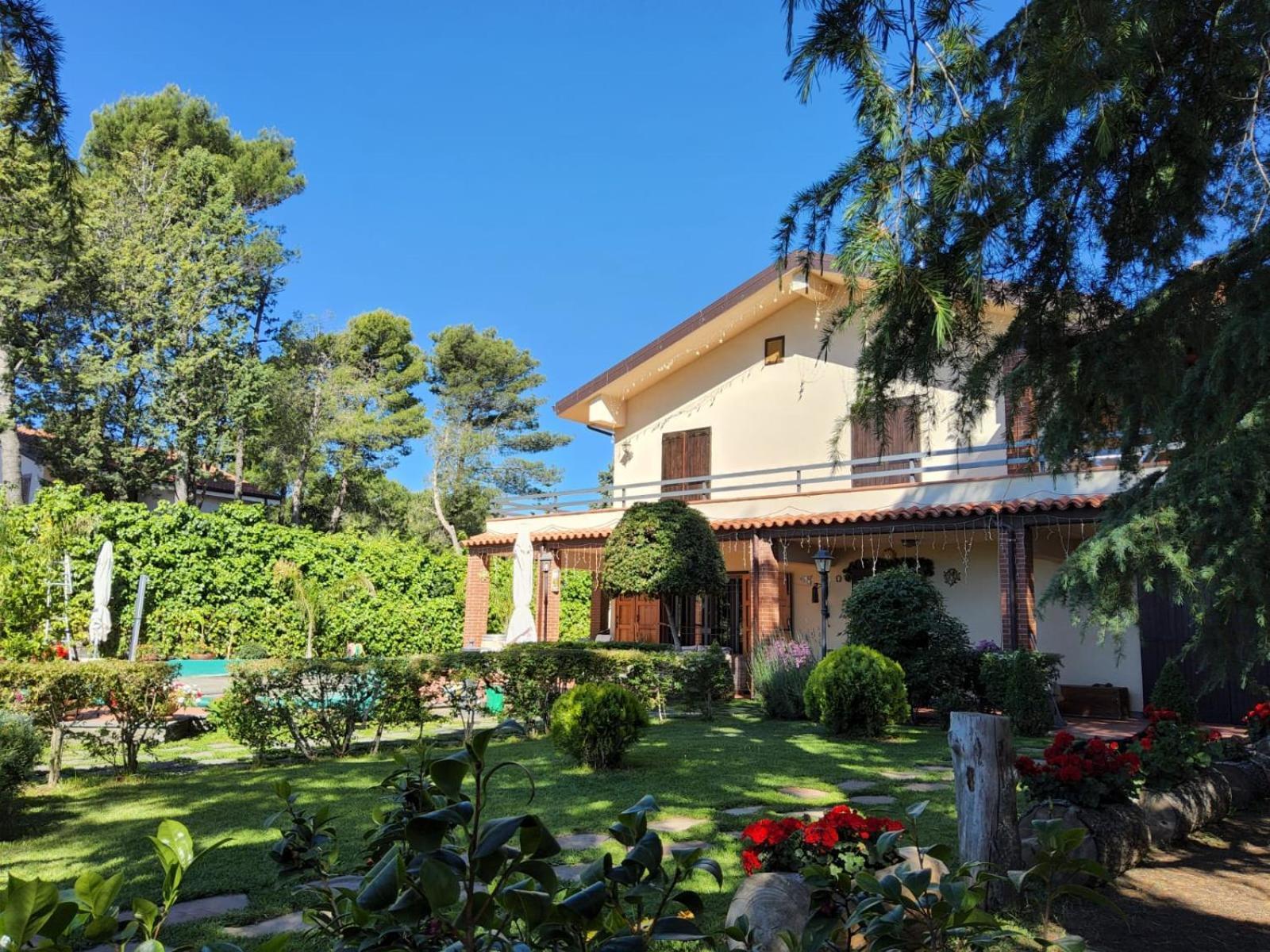 Villa Con Piscina Villa Scott Del Bernese Николози Екстериор снимка