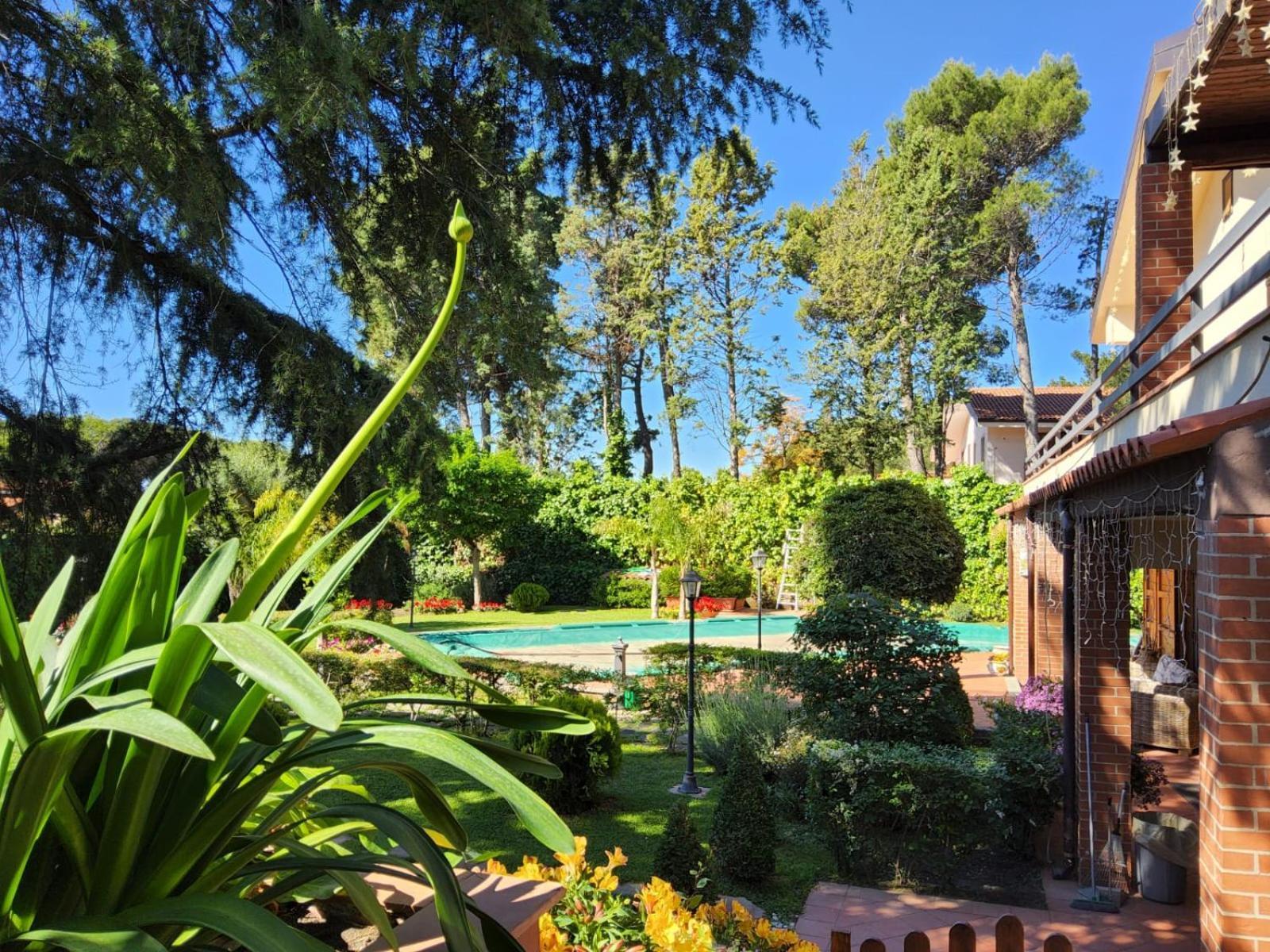 Villa Con Piscina Villa Scott Del Bernese Николози Екстериор снимка