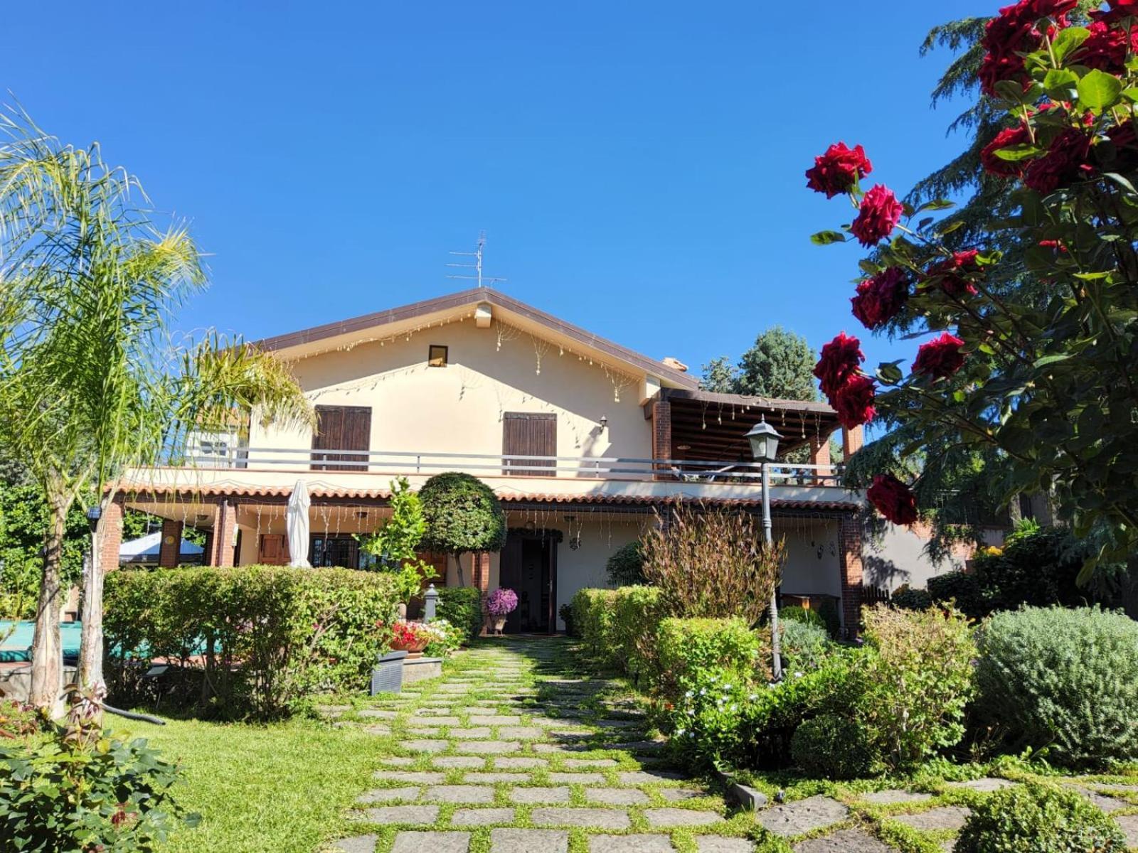 Villa Con Piscina Villa Scott Del Bernese Николози Екстериор снимка