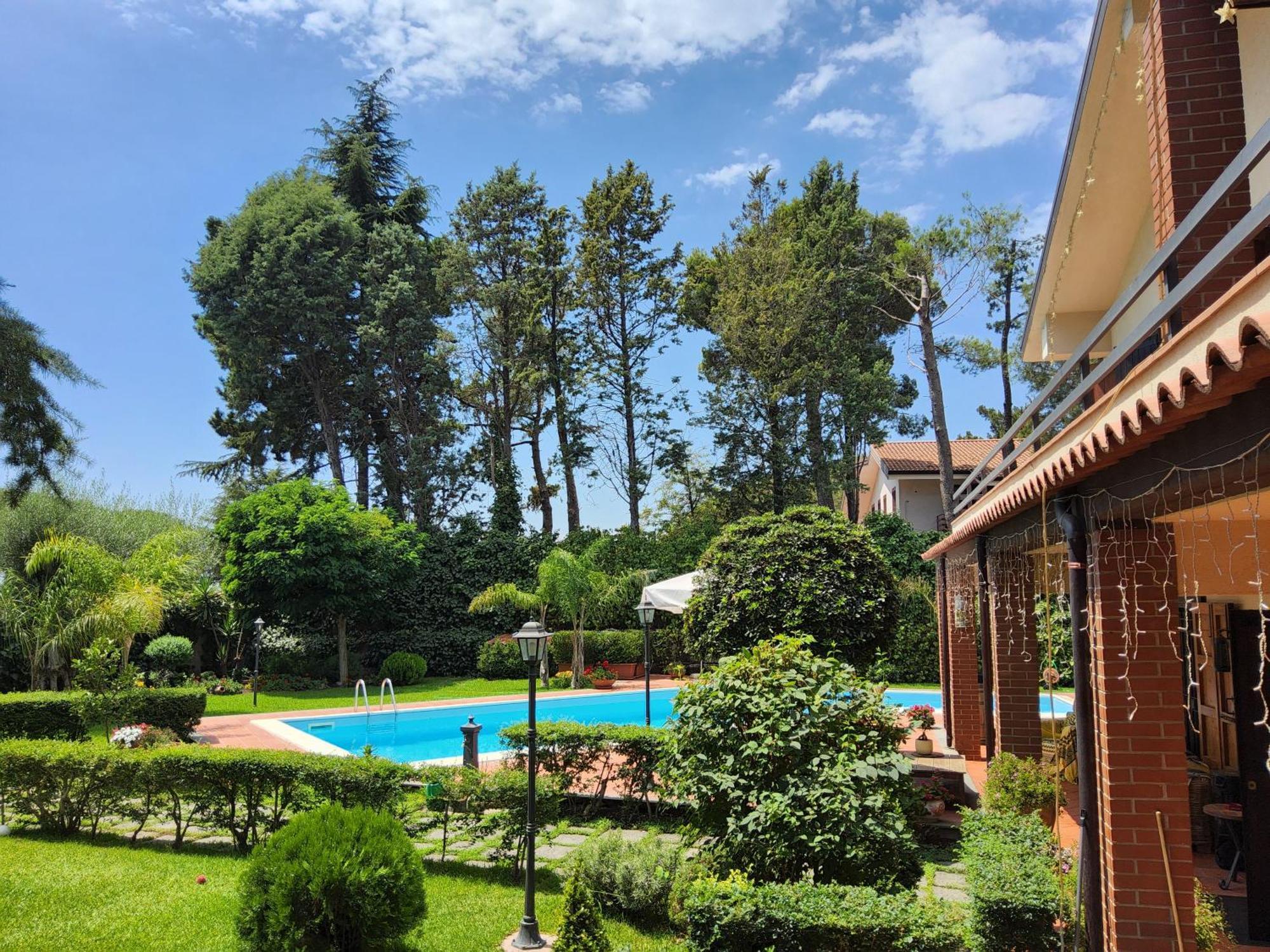 Villa Con Piscina Villa Scott Del Bernese Николози Екстериор снимка